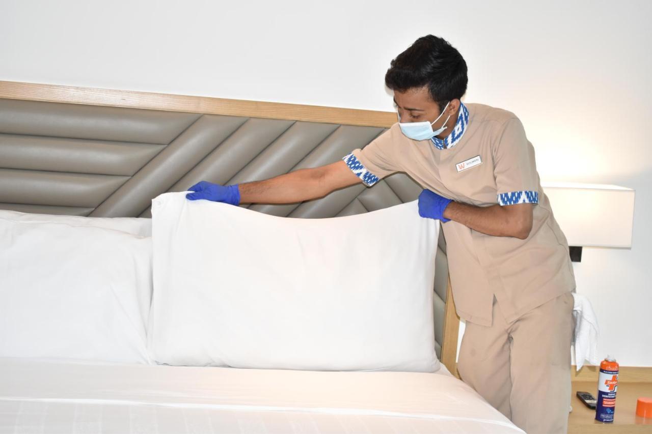 Welcomhotel By Itc Hotels, Racecourse, קוימבטור מראה חיצוני תמונה A housekeeper making a bed